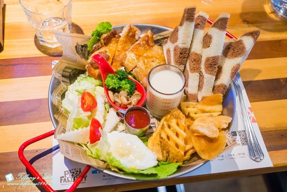 [台中西區美食]披薩工廠-草悟廠/有沙坑的親子餐廳/超豐盛早午餐和比臉大披薩