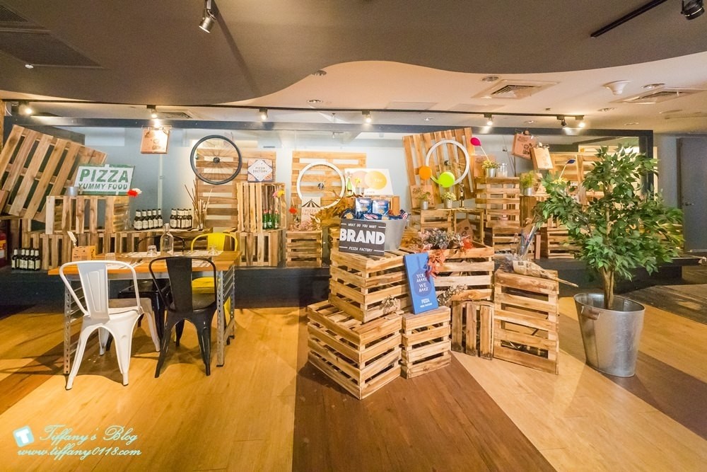 [台中西區美食]披薩工廠-草悟廠/有沙坑的親子餐廳/超豐盛早午餐和比臉大披薩