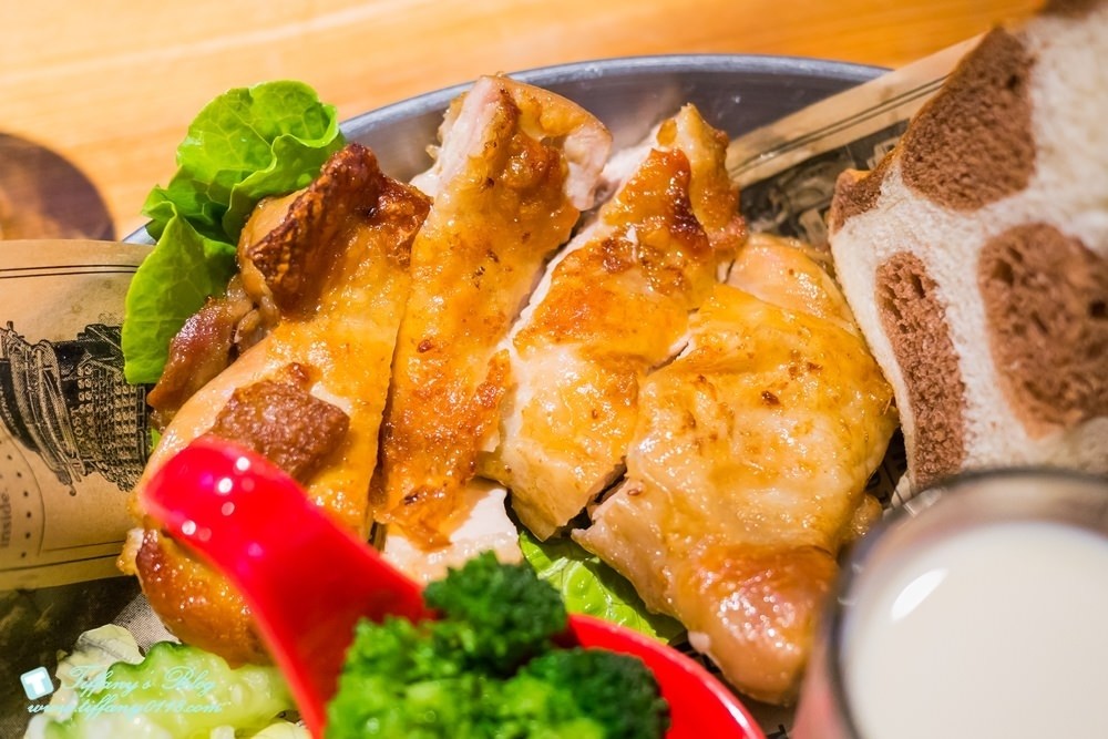 [台中西區美食]披薩工廠-草悟廠/有沙坑的親子餐廳/超豐盛早午餐和比臉大披薩