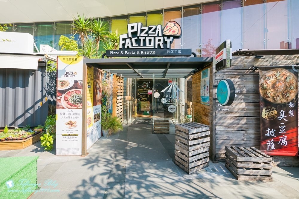 [台中西區美食]披薩工廠-草悟廠/有沙坑的親子餐廳/超豐盛早午餐和比臉大披薩