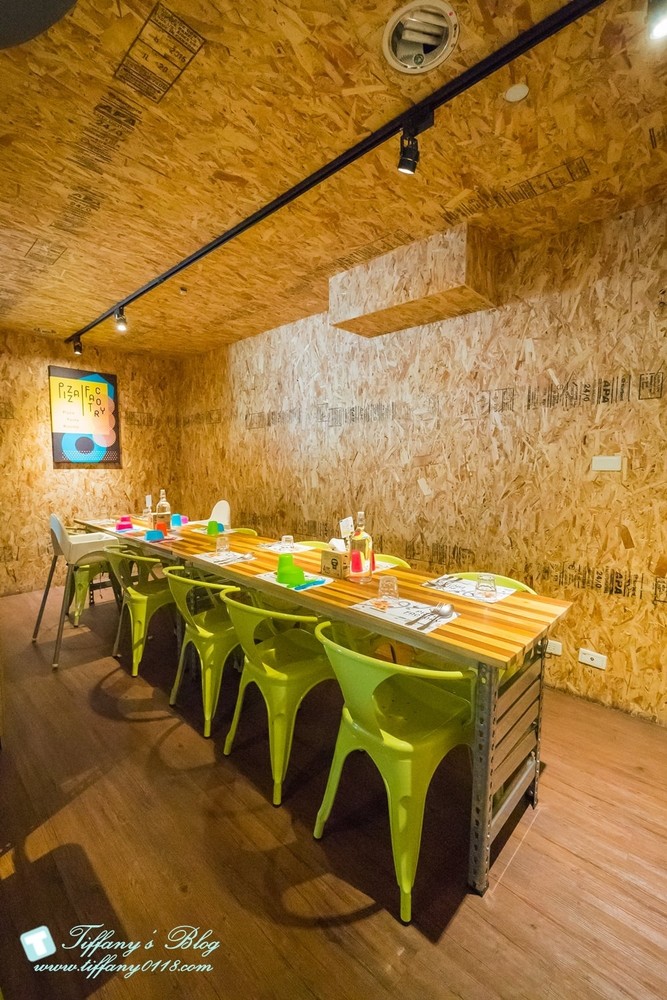 [台中西區美食]披薩工廠-草悟廠/有沙坑的親子餐廳/超豐盛早午餐和比臉大披薩