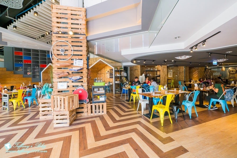 [台中西區美食]披薩工廠-草悟廠/有沙坑的親子餐廳/超豐盛早午餐和比臉大披薩