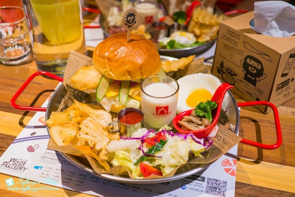 [台中西區美食]披薩工廠-草悟廠/有沙坑的親子餐廳/超豐盛早午餐和比臉大披薩