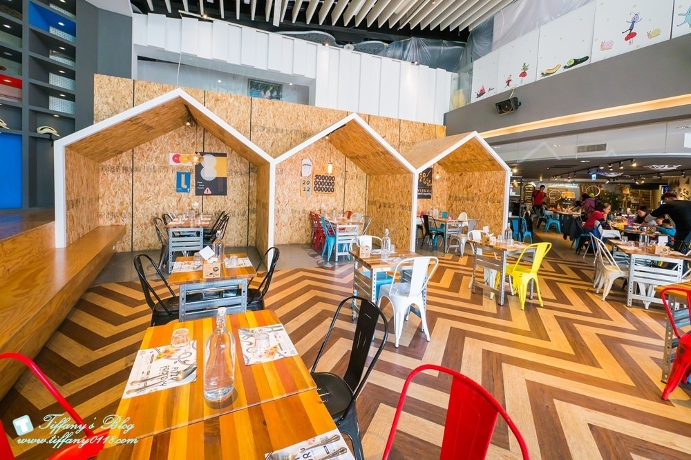 [台中西區美食]披薩工廠-草悟廠/有沙坑的親子餐廳/超豐盛早午餐和比臉大披薩