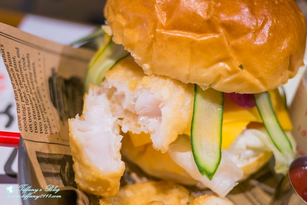 [台中西區美食]披薩工廠-草悟廠/有沙坑的親子餐廳/超豐盛早午餐和比臉大披薩