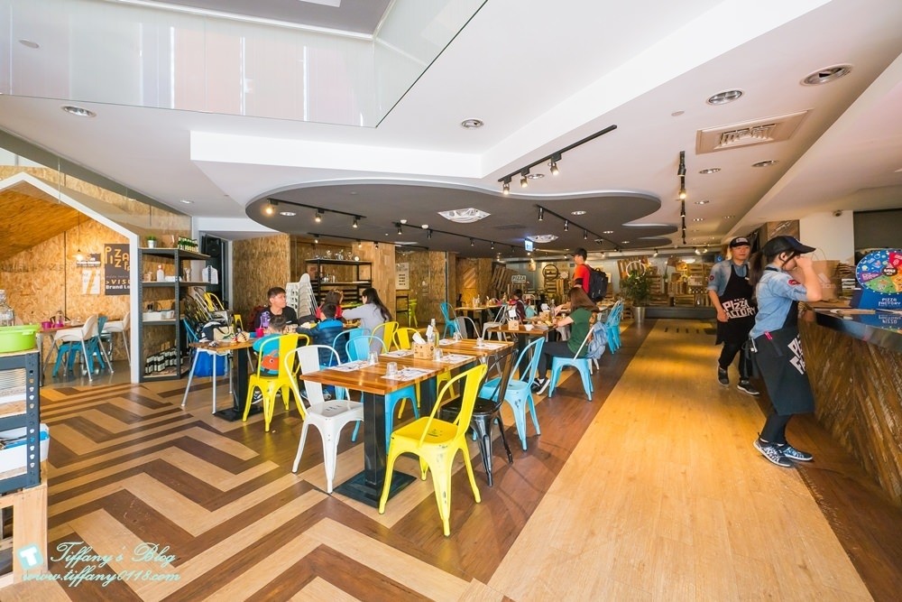 [台中西區美食]披薩工廠-草悟廠/有沙坑的親子餐廳/超豐盛早午餐和比臉大披薩