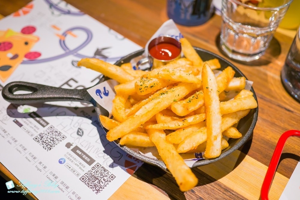 [台中西區美食]披薩工廠-草悟廠/有沙坑的親子餐廳/超豐盛早午餐和比臉大披薩