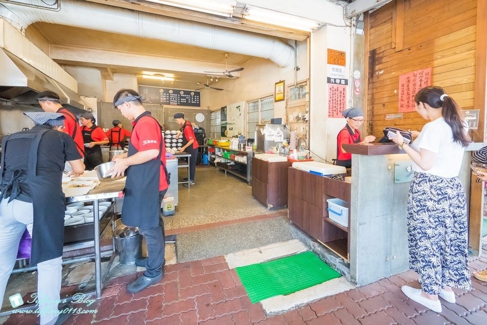 [台南美食]矮仔成蝦仁飯/海安路必吃美食/跟集品蝦仁飯好吃程度不相上下!!