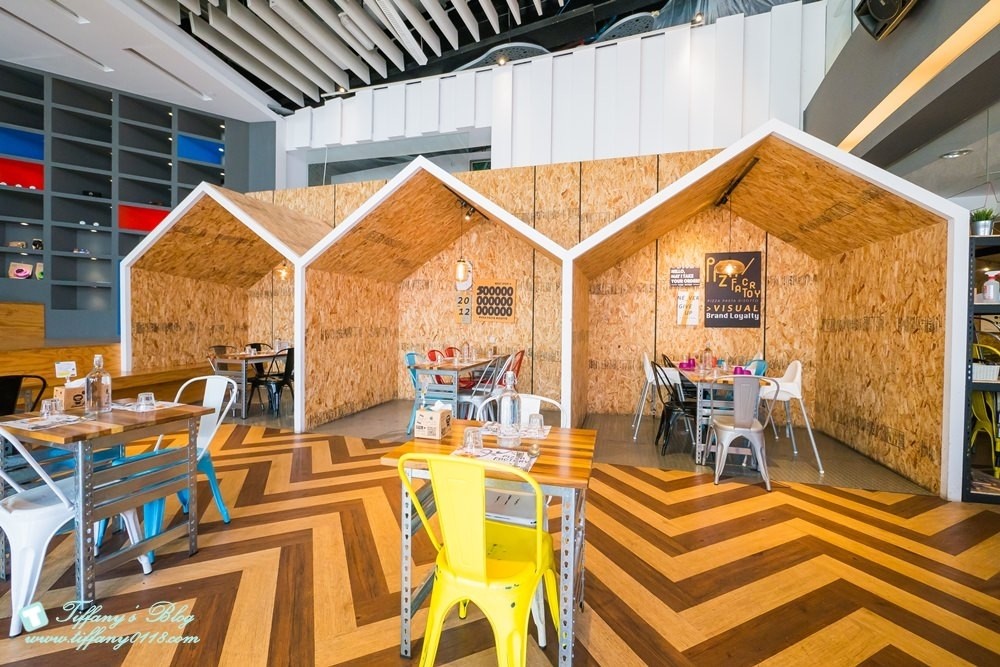 [台中西區美食]披薩工廠-草悟廠/有沙坑的親子餐廳/超豐盛早午餐和比臉大披薩