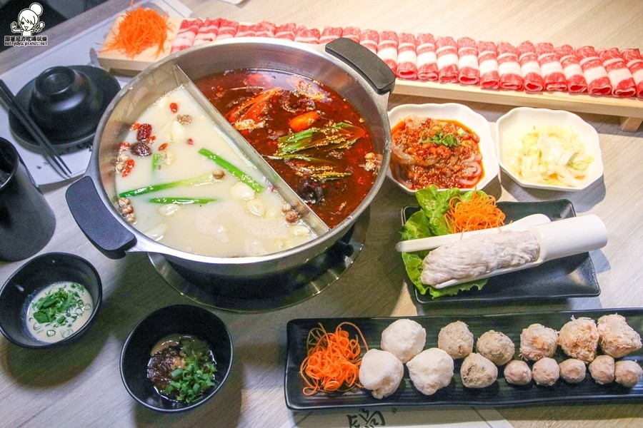 食鍋 麻辣火鍋 鍋物 火鍋 北高雄火鍋 鴛鴦鍋 高雄美食 高雄必吃 霸氣肉盤 肉多