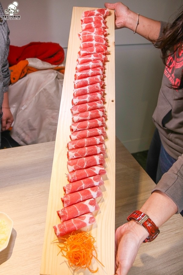 食鍋 麻辣火鍋 鍋物 火鍋 北高雄火鍋 鴛鴦鍋 高雄美食 高雄必吃 霸氣肉盤 肉多