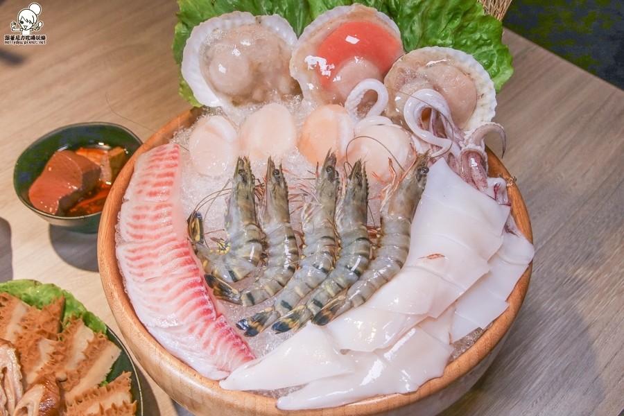 食鍋 麻辣火鍋 鍋物 火鍋 北高雄火鍋 鴛鴦鍋 高雄美食 高雄必吃 霸氣肉盤 肉多