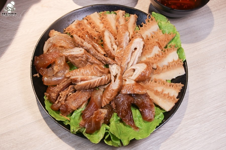 食鍋 麻辣火鍋 鍋物 火鍋 北高雄火鍋 鴛鴦鍋 高雄美食 高雄必吃 霸氣肉盤 肉多