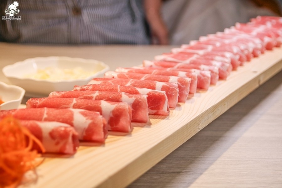食鍋 麻辣火鍋 鍋物 火鍋 北高雄火鍋 鴛鴦鍋 高雄美食 高雄必吃 霸氣肉盤 肉多