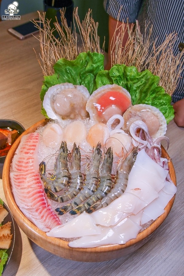 食鍋 麻辣火鍋 鍋物 火鍋 北高雄火鍋 鴛鴦鍋 高雄美食 高雄必吃 霸氣肉盤 肉多