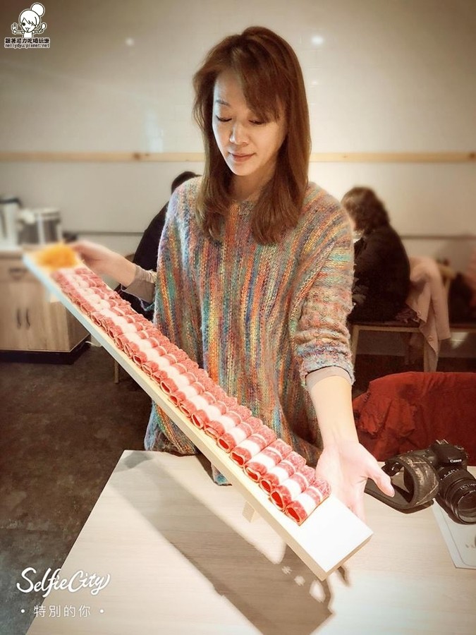 食鍋 麻辣火鍋 鍋物 火鍋 北高雄火鍋 鴛鴦鍋 高雄美食 高雄必吃 霸氣肉盤 肉多