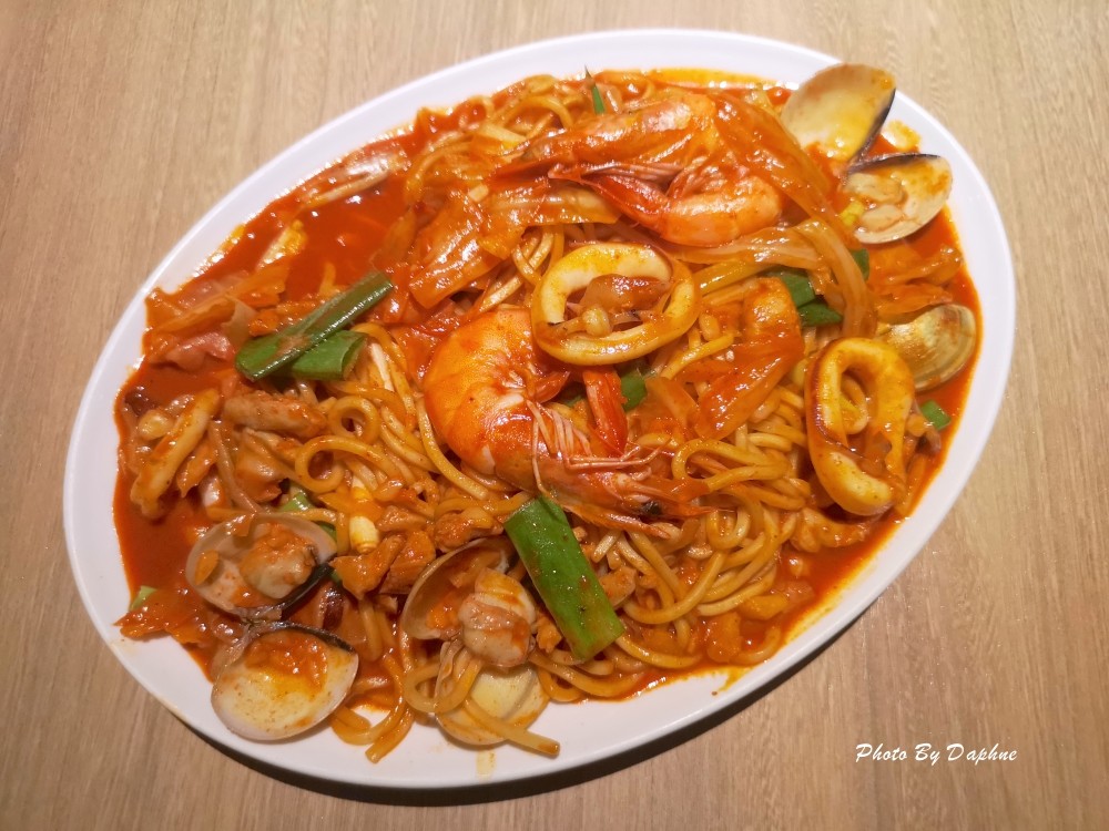 捷運港墘站美食 九尾韓國豆腐煲 內湖旗艦店 內科上班族喜愛的日韓料理 小菜無限續盤