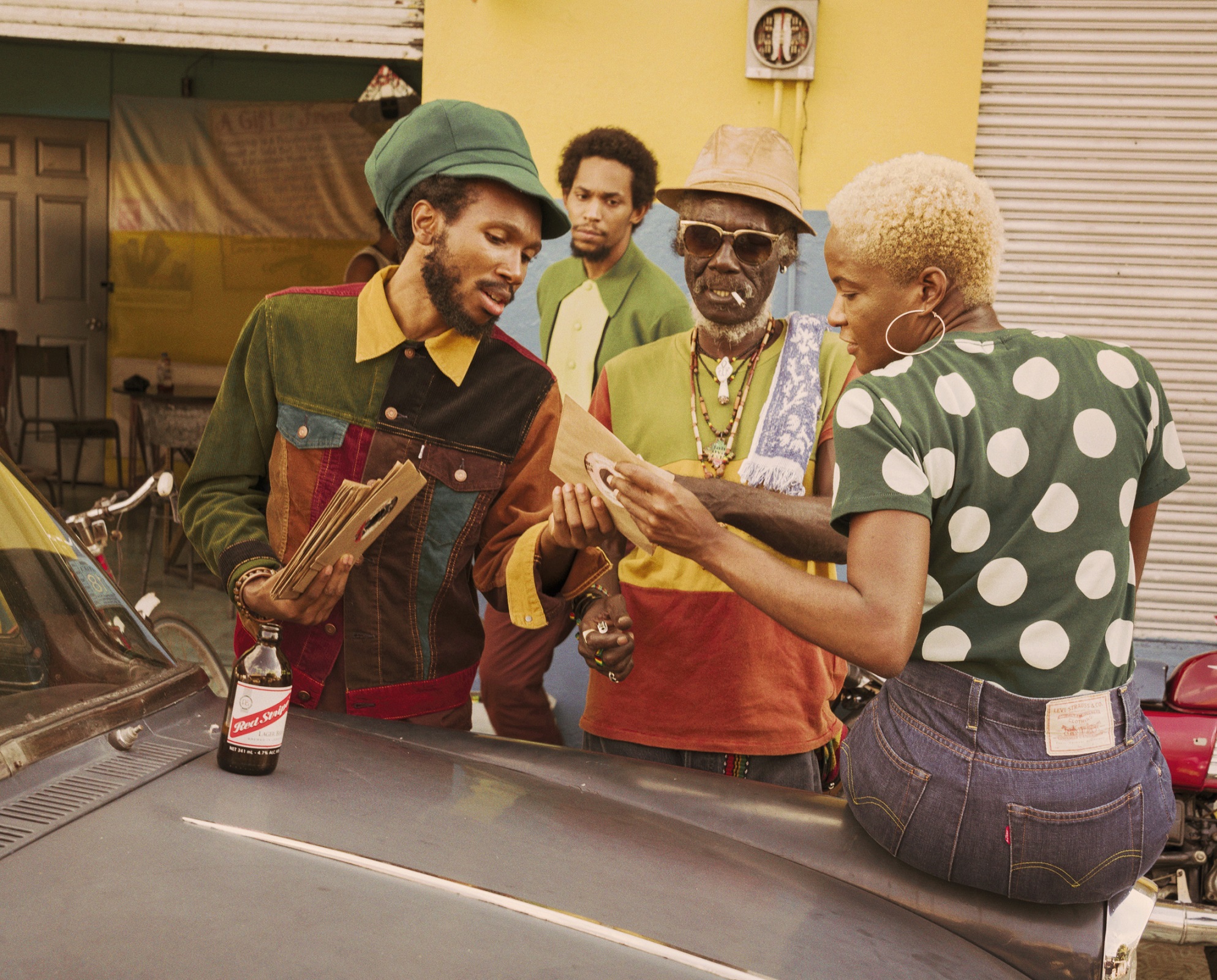 LVC系列大量使用燈芯絨材質，包括窄管防皺褲、14褶丹寧褲、加厚4褶丹寧褲、以及以11種不同燈芯絨顏色進行拼接設計的丹寧夾克等