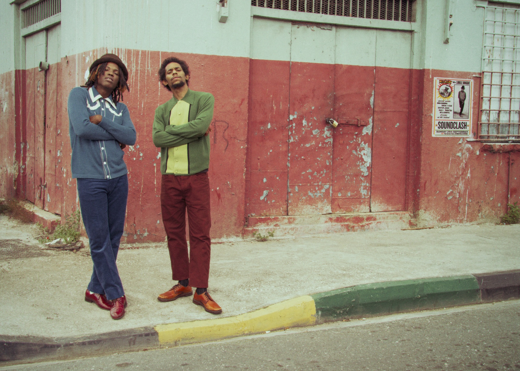 60與70年代大地色系為主，鐵鏽色、金色、森林綠，搭配經典工作服常見的藍染（Indigo）與深藍，展現美式經典、6070年代精神，以及悠閒島嶼氛圍