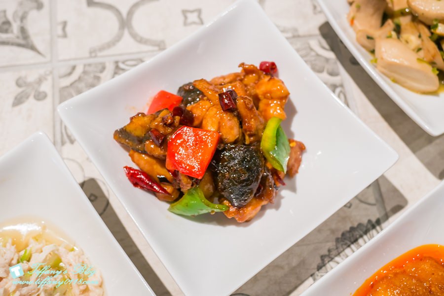 [微風南山]金葉紅廚RED KITCHEN/和風川味功夫菜/套餐最便宜70元/在美食街吃川味桌菜新概念