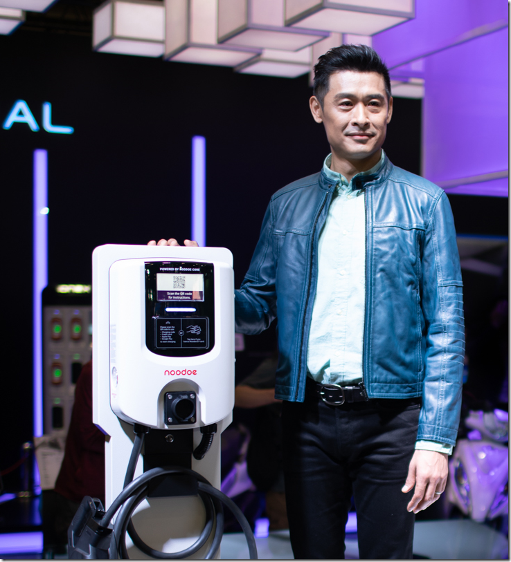 光陽集團柯勝峯展示SuperNEX其充電裝置Noodoe EV OS系統，將為騎士帶來更完整的服務。