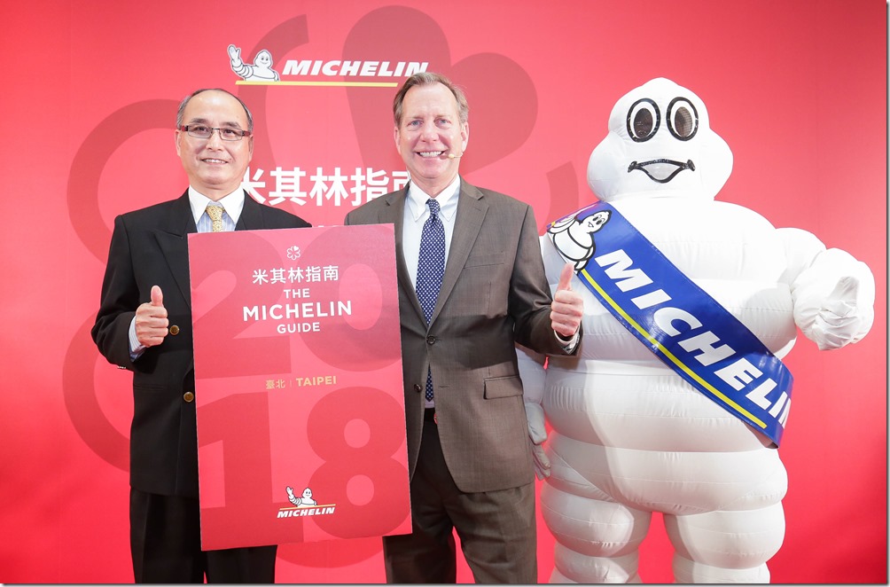 【新聞照片2】米其林指南國際總監 Michael Ellis(中) 及交通部觀光局主任秘書林坤源(左) 共同迎接首屆台北米其林指南登台(照片提供：台灣米其林)