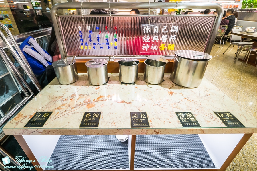 [台北美食]詹記麻辣火鍋(敦南店)/超好吃麻辣鴨血沒吃到會流淚(附24h線上訂位資訊及詳細菜單)/復古裝潢電梯穿越