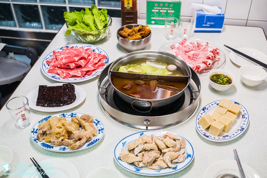 [台北美食]詹記麻辣火鍋(敦南店)/超好吃麻辣鴨血沒吃到會流淚(附24h線上訂位資訊及詳細菜單)/復古裝潢電梯穿越