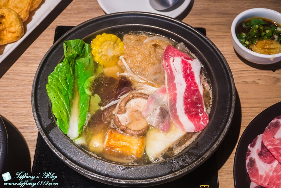 [台中美食]萬客什鍋(美村店)/台中平價火鍋CP值高(附菜單)/大推麻油炸蛋及絲瓜蛤蜊石頭鍋