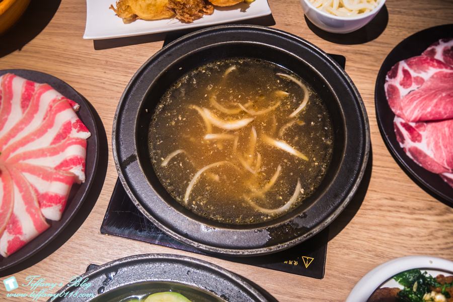 [台中美食]萬客什鍋(美村店)/台中平價火鍋CP值高(附菜單)/大推麻油炸蛋及絲瓜蛤蜊石頭鍋