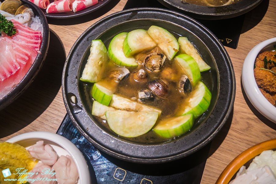 [台中美食]萬客什鍋(美村店)/台中平價火鍋CP值高(附菜單)/大推麻油炸蛋及絲瓜蛤蜊石頭鍋