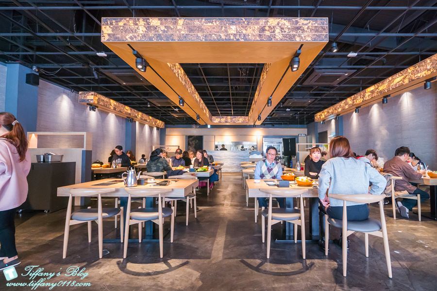 [台中美食]萬客什鍋(美村店)/台中平價火鍋CP值高(附菜單)/大推麻油炸蛋及絲瓜蛤蜊石頭鍋