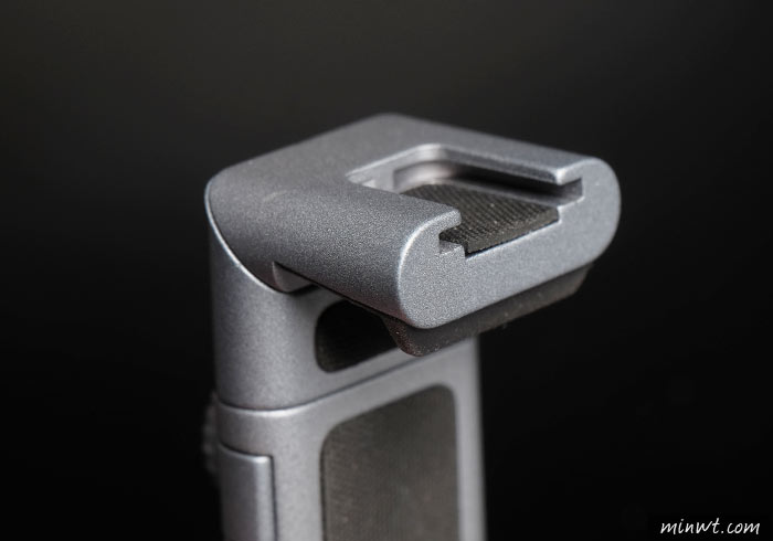 梅問題－Manfrotto TwistGrip來自義大利的鋁合金萬用手機夾，含冷靴座可加裝補光燈直播更方便