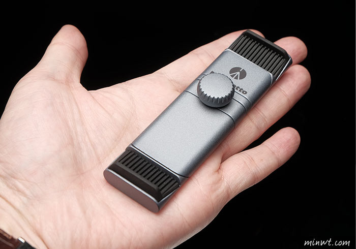 梅問題－Manfrotto TwistGrip來自義大利的鋁合金萬用手機夾，含冷靴座可加裝補光燈直播更方便