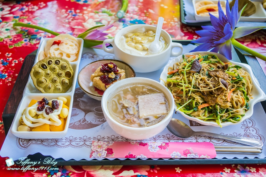 [桃園景點]蓮荷園休閒農場/桃園大王蓮/限重100公斤可站可躺/荷葉蓮子大餐還有蓮子剉冰超消暑