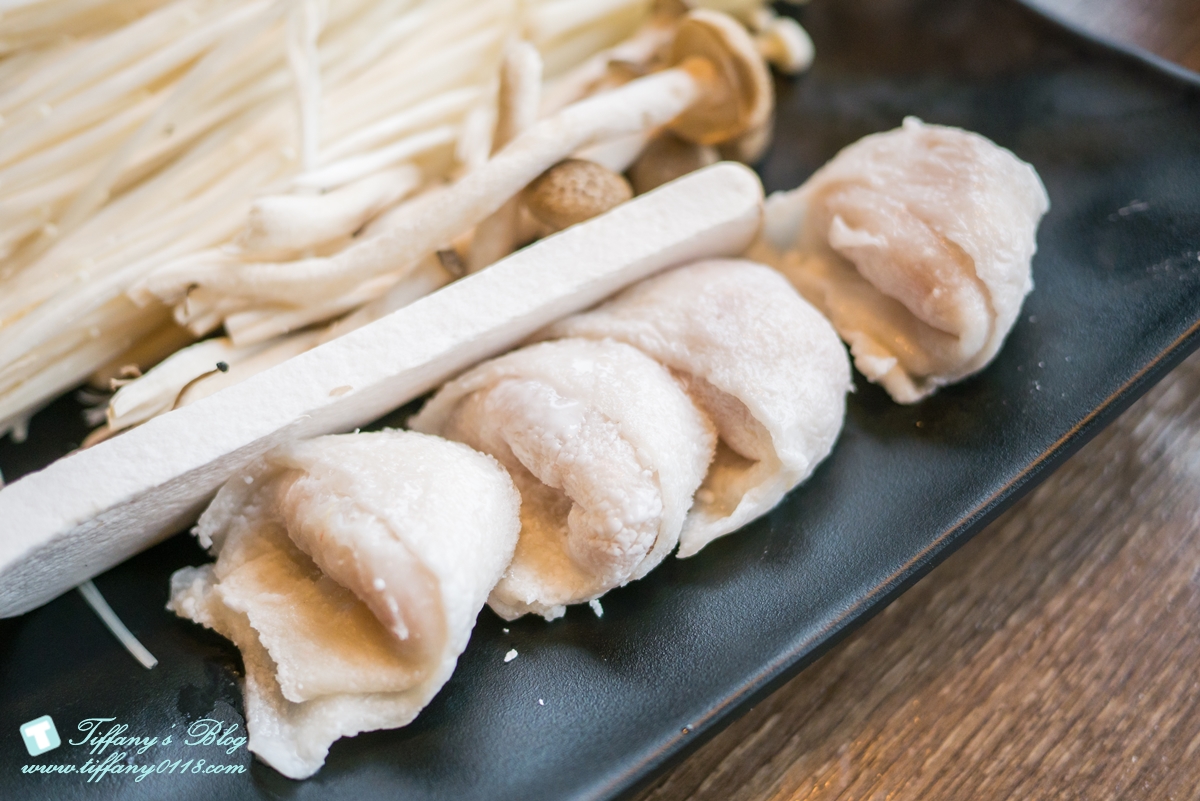 [西門町美食]新馬辣經典麻辣鍋漢中店(附菜單)/黑毛和牛+天使紅蝦+無骨牛小排+高檔海鮮吃到飽/食材新鮮超划算