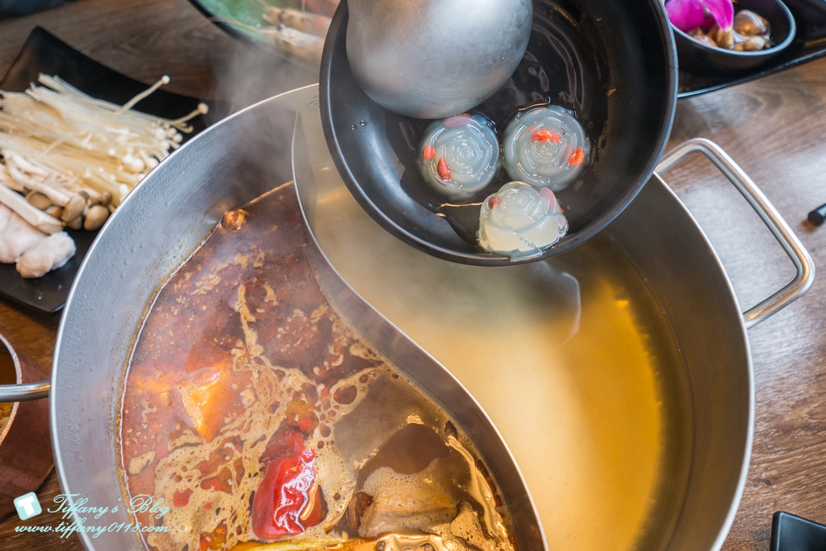 [西門町美食]新馬辣經典麻辣鍋漢中店(附菜單)/黑毛和牛+天使紅蝦+無骨牛小排+高檔海鮮吃到飽/食材新鮮超划算