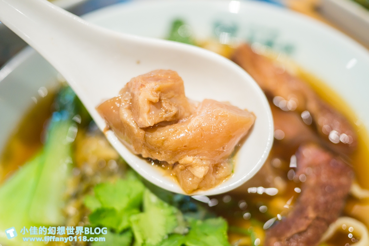 [信義區美食]思鄉病解憂牛肉麵/在藥局裡吃牛肉麵/連2屆台北國際牛肉麵節大賽冠軍/遠百信義A13美食