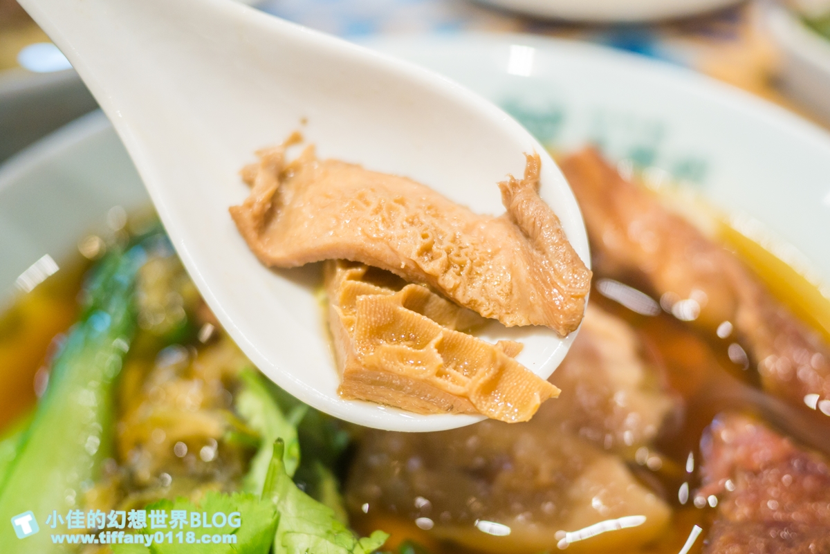 [信義區美食]思鄉病解憂牛肉麵/在藥局裡吃牛肉麵/連2屆台北國際牛肉麵節大賽冠軍/遠百信義A13美食