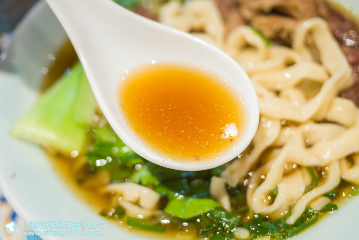 [信義區美食]思鄉病解憂牛肉麵/在藥局裡吃牛肉麵/連2屆台北國際牛肉麵節大賽冠軍/遠百信義A13美食