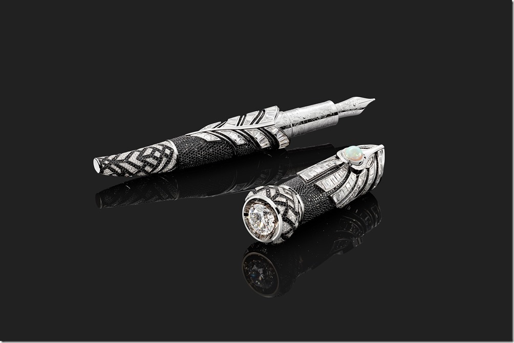 123841 萬寶龍高藝術性系列向泰姬瑪哈陵致敬限量款1—黑色神話，孔雀羽毛鑲嵌方形切割鑽石，中央鑲嵌一顆白色弧面切磨的活動式圓形貓眼石