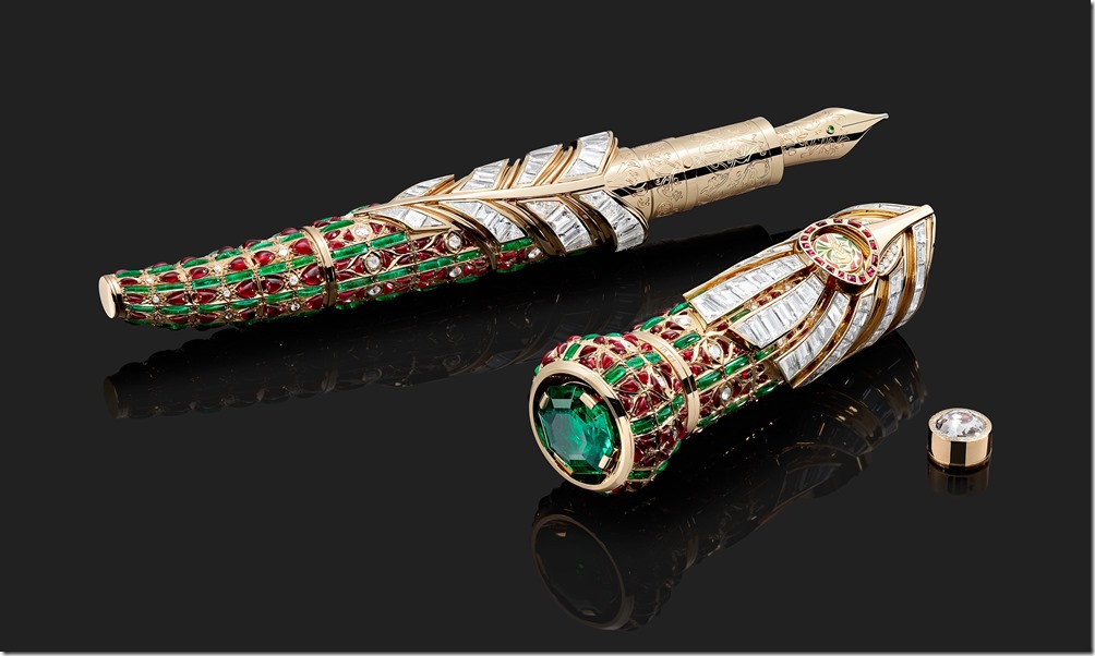 123842 萬寶龍高藝術性系列向泰姬瑪哈陵致敬限量款1—月之淚，主寶石為採階梯式切工的祖母綠，筆蓋中央鑲嵌一顆活動式鑽石，取下後底下繪有一隻採大明火微繪琺瑯工藝的鳥