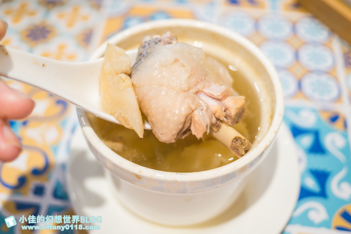 [信義區美食]思鄉病解憂牛肉麵/在藥局裡吃牛肉麵/連2屆台北國際牛肉麵節大賽冠軍/遠百信義A13美食