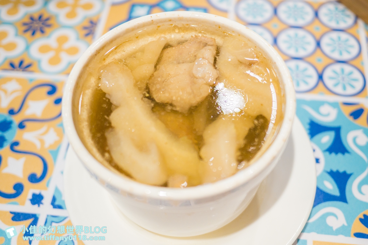 [信義區美食]思鄉病解憂牛肉麵/在藥局裡吃牛肉麵/連2屆台北國際牛肉麵節大賽冠軍/遠百信義A13美食