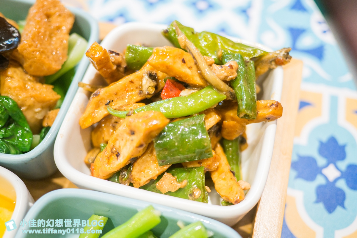 [信義區美食]思鄉病解憂牛肉麵/在藥局裡吃牛肉麵/連2屆台北國際牛肉麵節大賽冠軍/遠百信義A13美食