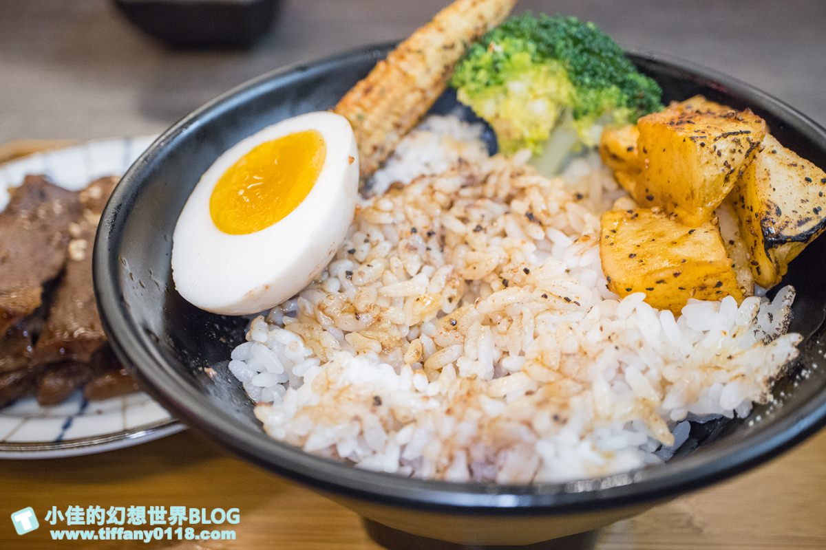[微風台北車站美食]大河屋燒肉丼串燒(附菜單)/味噌湯飲料喝到飽/丼飯跟串燒都好吃