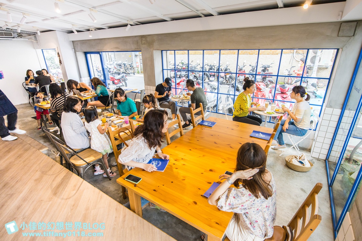 [台北早午餐]餵我早餐(附菜單及線上訂位)/藍白風IG超夯打卡店/大安森林公園站美食/台北網美餐廳推薦