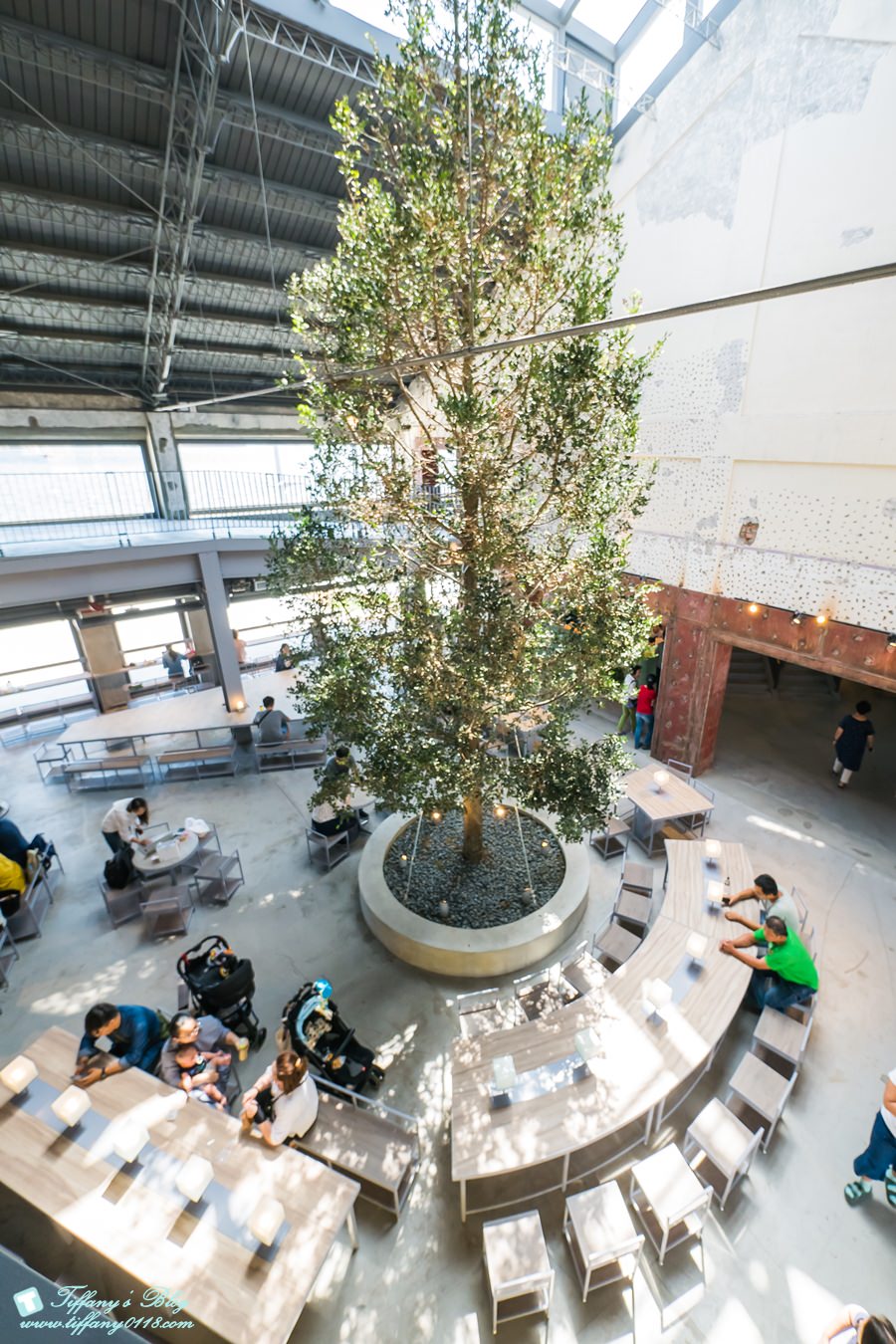 [高雄景點]棧貳庫KW2/白色旋轉木馬IG打卡點/文青約會親子出遊推薦/美食餐廳文創商品應有盡有