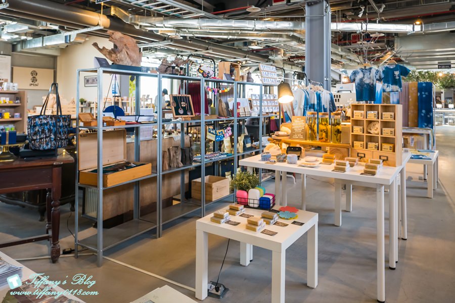 [高雄景點]棧貳庫KW2/白色旋轉木馬IG打卡點/文青約會親子出遊推薦/美食餐廳文創商品應有盡有