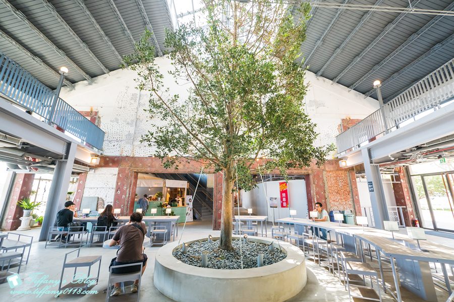 [高雄景點]棧貳庫KW2/白色旋轉木馬IG打卡點/文青約會親子出遊推薦/美食餐廳文創商品應有盡有